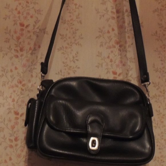 black purse faux leather man made material looks like 10 poches to put stuff - Picture 1 of 5